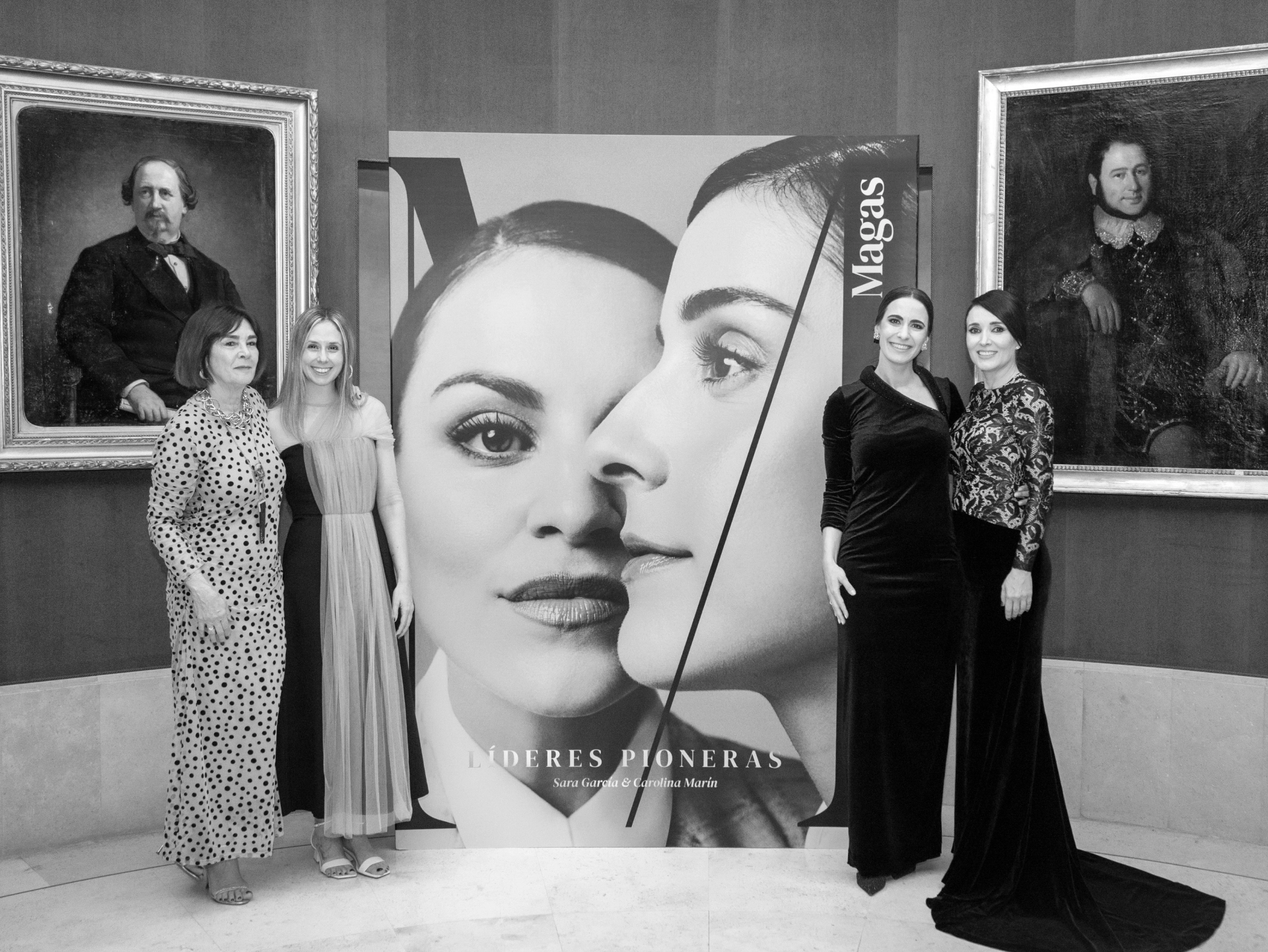 Charo Izquierdo, Aránzazu García, Ana Núñez-Milara y Cruz Sánchez de Lara, junto a la portada de la versión en papel de Magas.