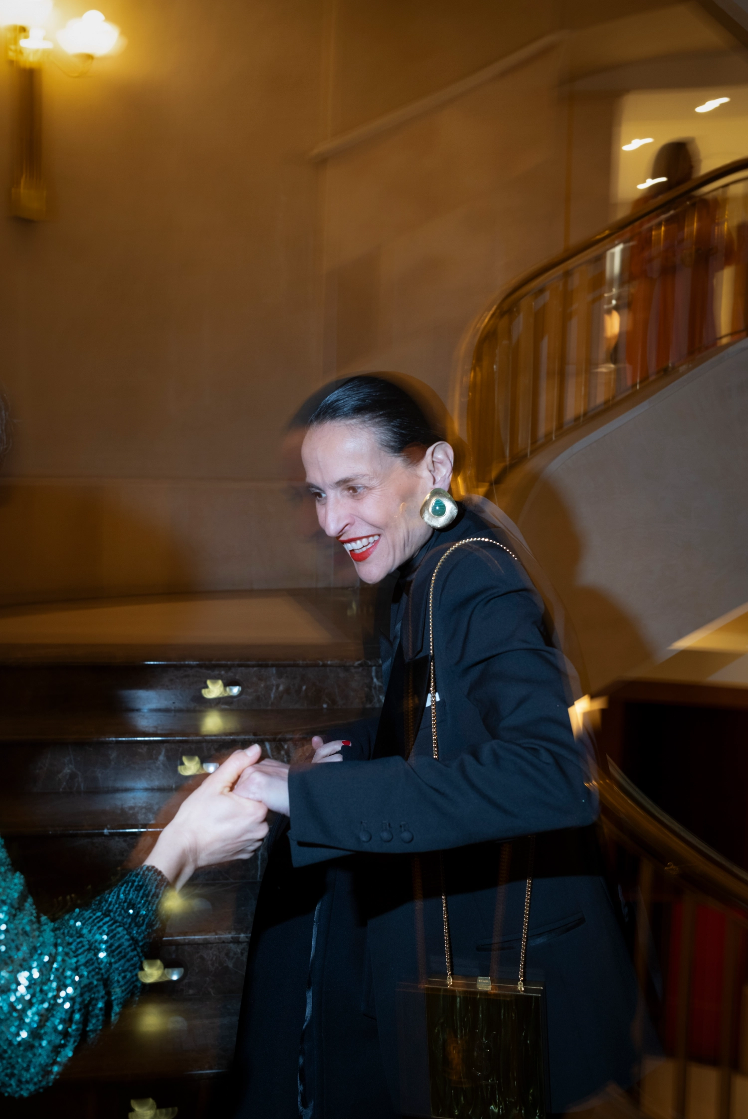 La directora de Harper's BAZAAR España saluda a otra de las invitadas a su llegada al Teatro Real.