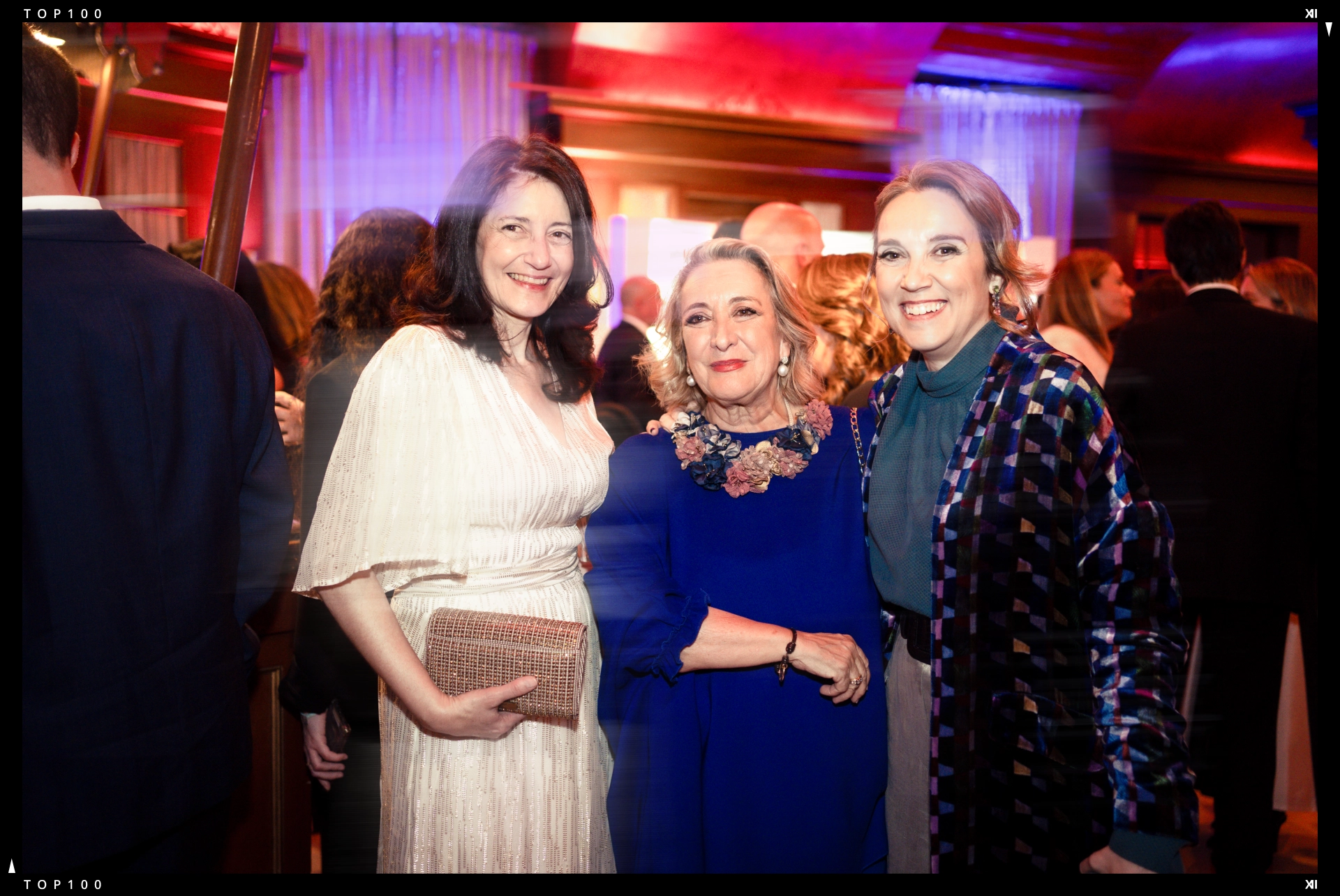 Mamen Vázquez, directora general de EL ESPAÑOL, posa junto a la periodista Esther Esteban y la política del PP Cuca Gamarra.